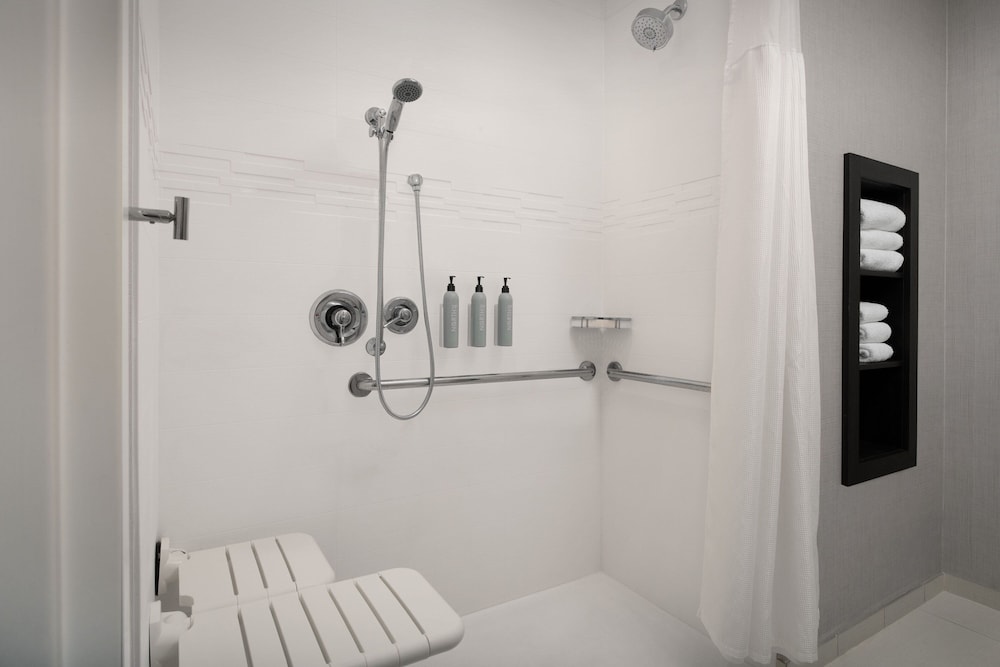 Suite, 1 Bedroom (Mobility/Hearing Access, Roll-In Shwr)