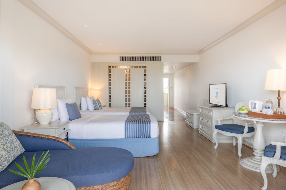Regency Room, Pool View - Photo 4
