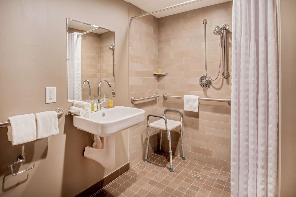 Room, 1 King Bed, Accessible - Photo 8