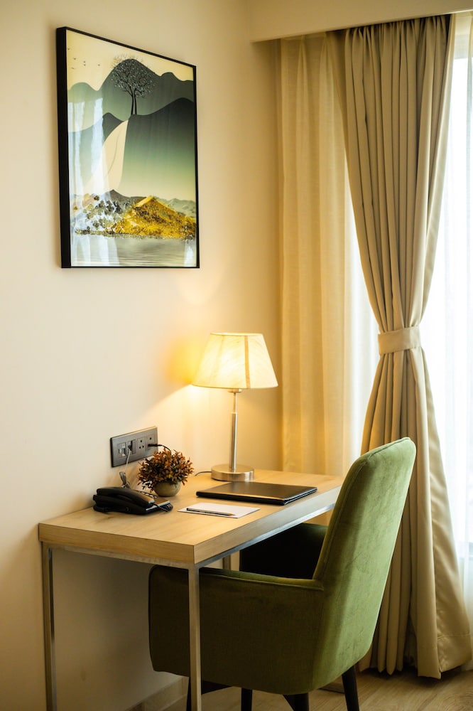 Deluxe Room with Balcony - Photo 4