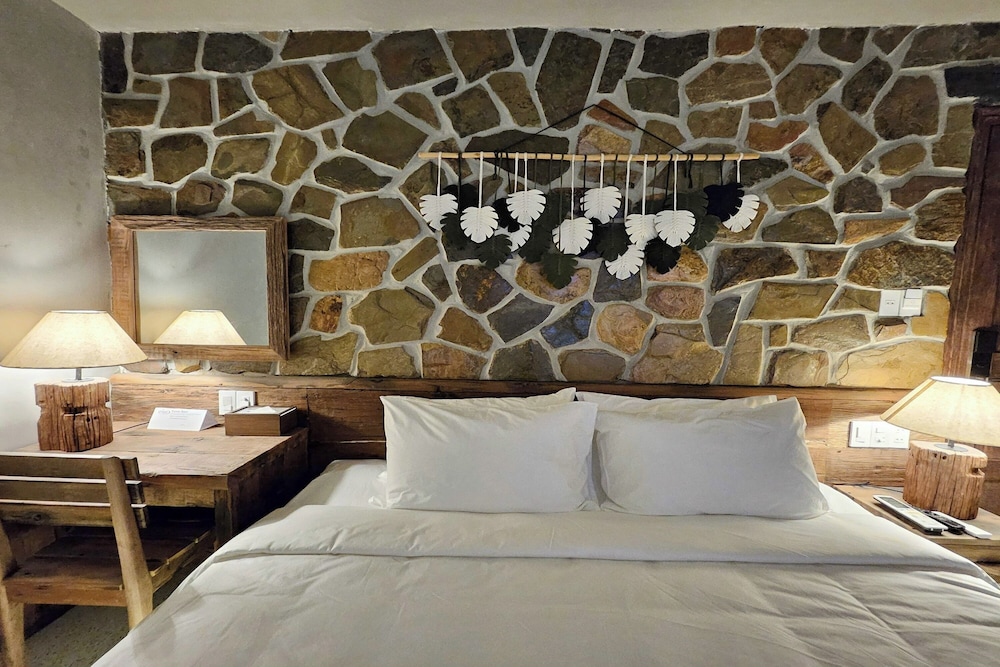 Deluxe Queen Room - Photo 11