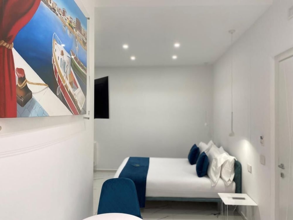 Deluxe Room, 1 Queen Bed with Sofa bed, Non Smoking, Private Bathroom