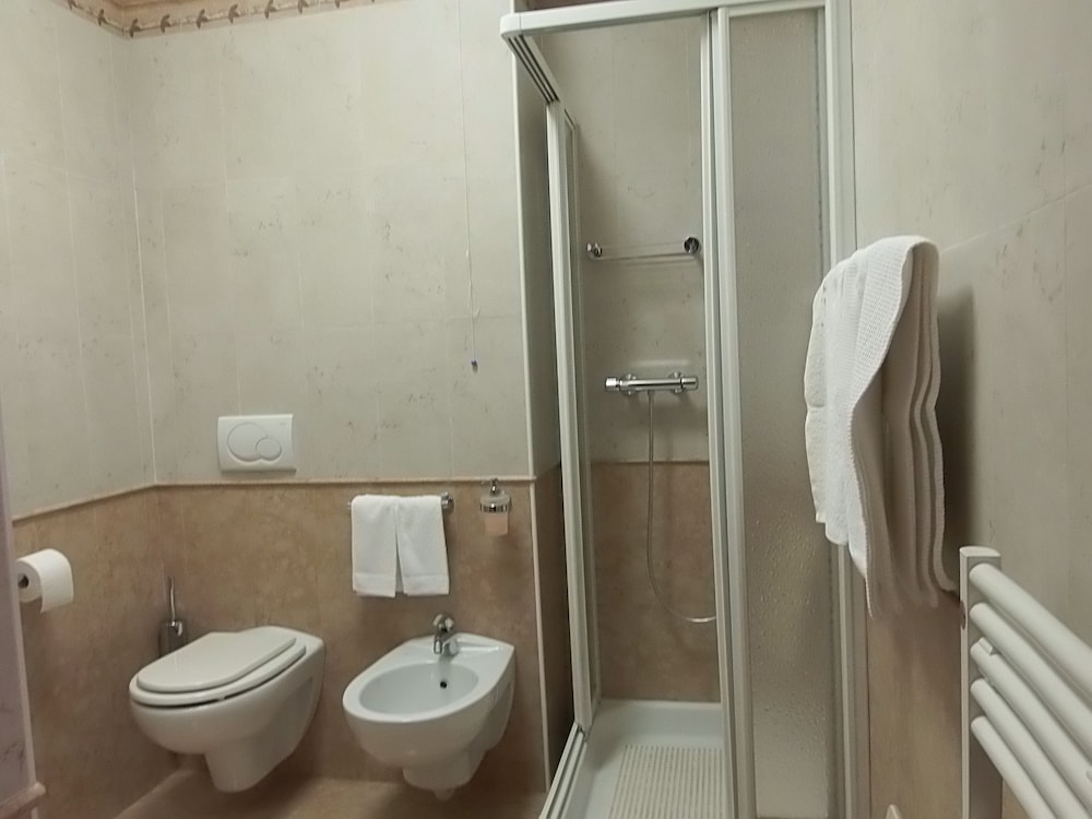 Double or Twin Room - Photo 4