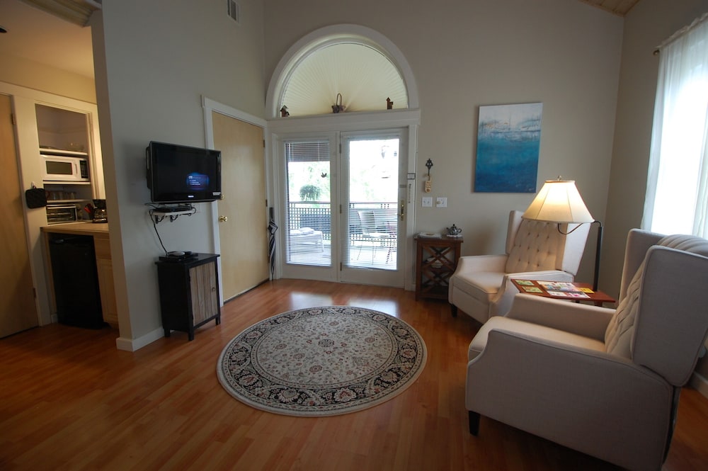 Deluxe Suite, Private Bathroom (Garden - Pets Allowed) photo 2