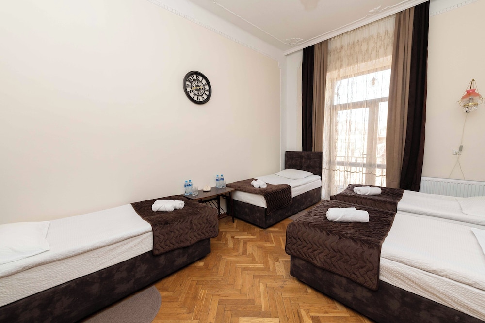 Classic Quadruple Room with Balcony (Shared Bathroom) photo 3