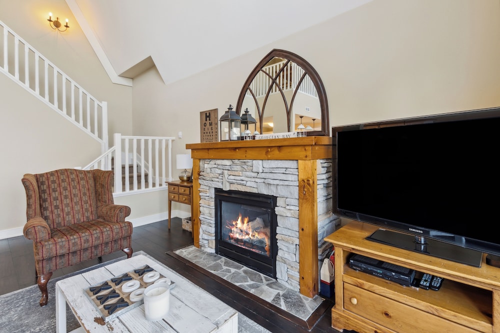 Signature Townhome, 2 Bedrooms (225 Snowbridge - Pet Friendly) photo 2