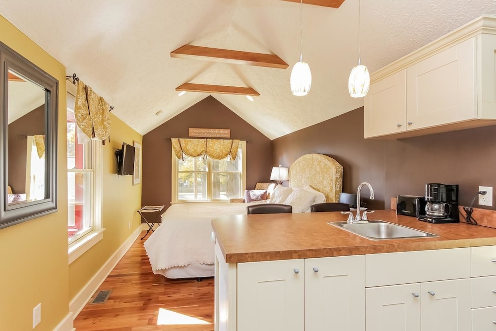 Studio, 1 Queen Bed, Hot Tub photo 1