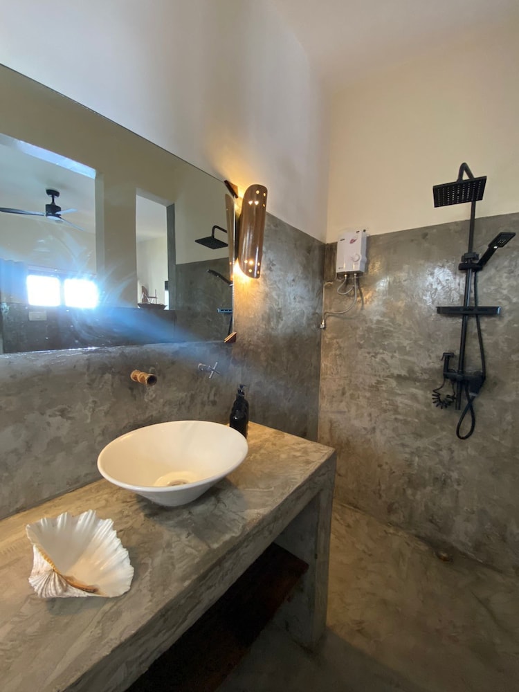 Deluxe Double Room with Balcony - Photo 7