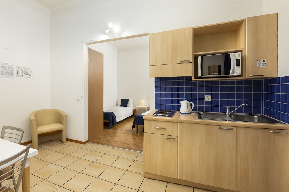 Queen Double Room with Lake View thumbnail 6
