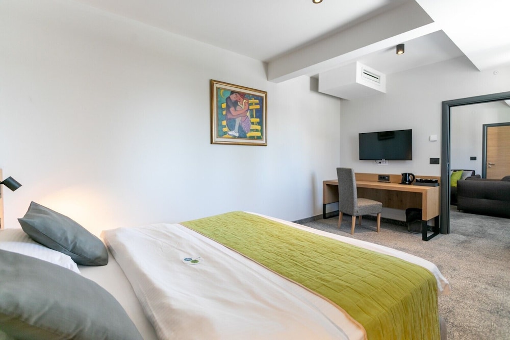 Room - Photo 6