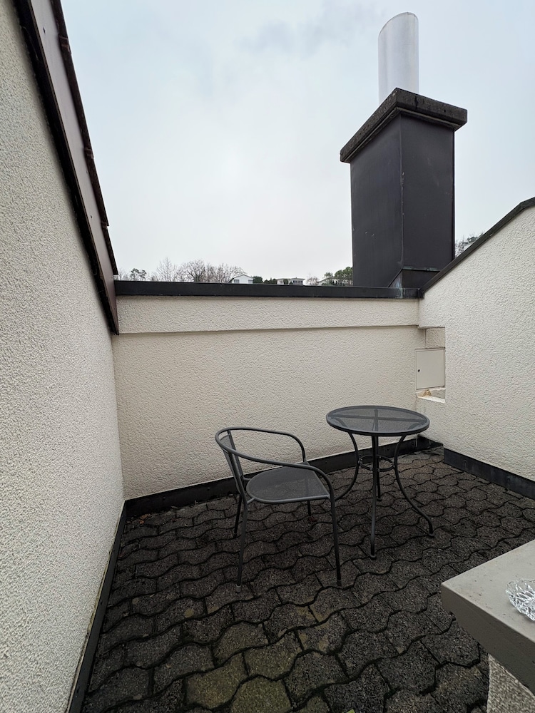 Basic Single Room, Balcony, Courtyard View