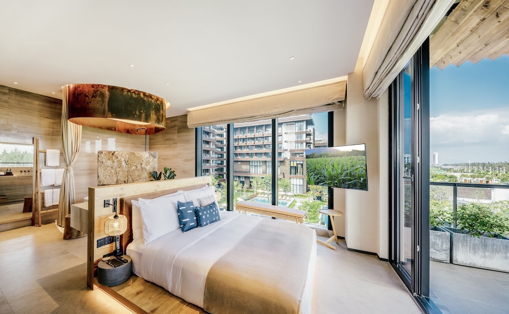 Suite, 1 King Bed, Garden View