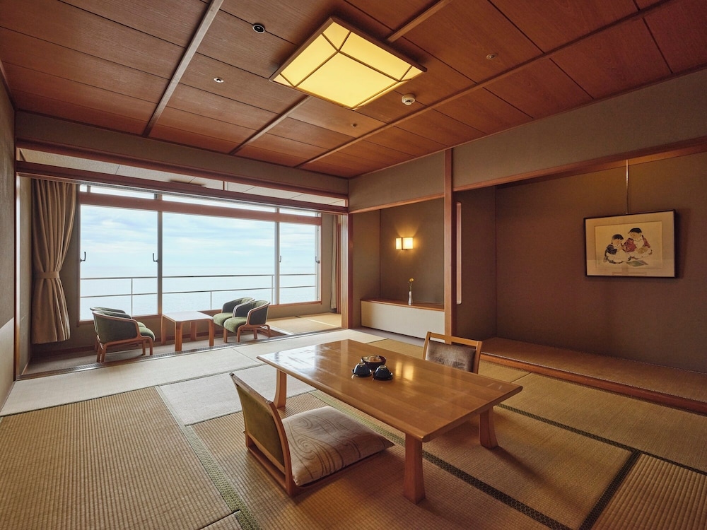 Traditional Room, Smoking (Japanese, Nissho Wing)