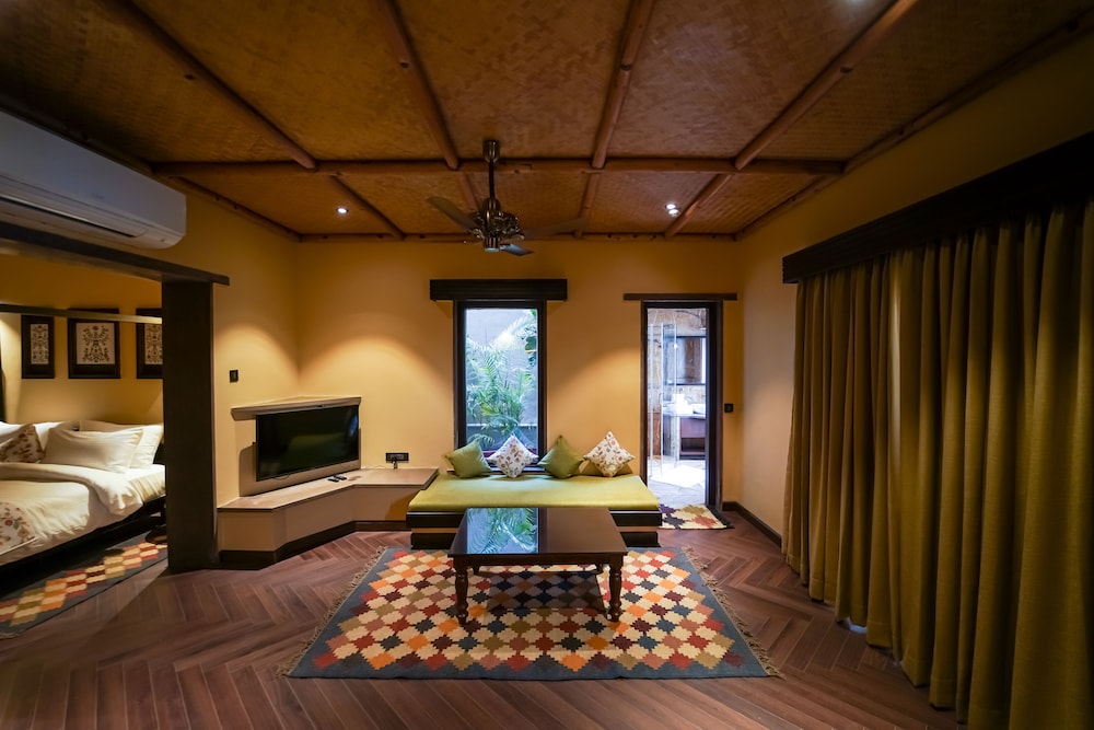 Legacy Suite with King Bed photo 3