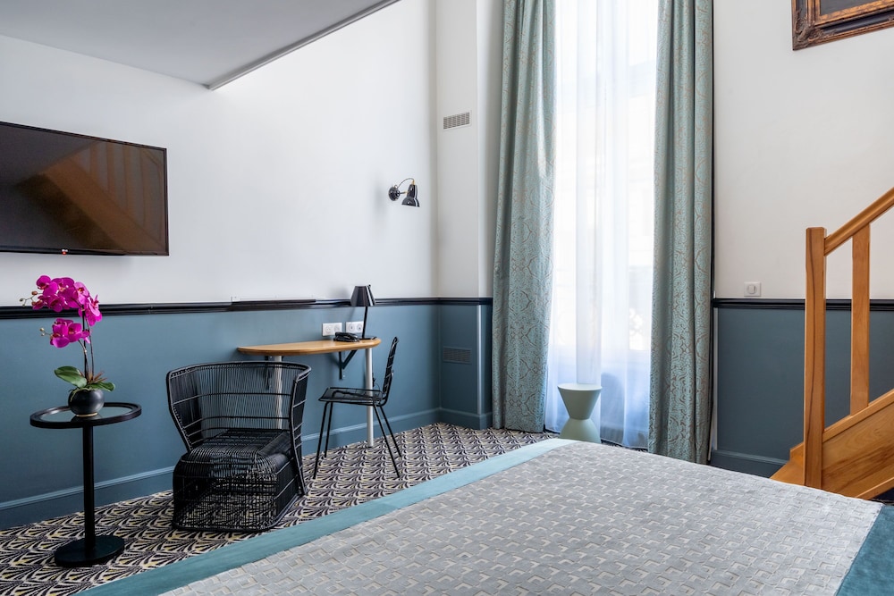 Duplex - Complimentary soft minibar, courtesy tray, Chromecast  and digital press photo 3