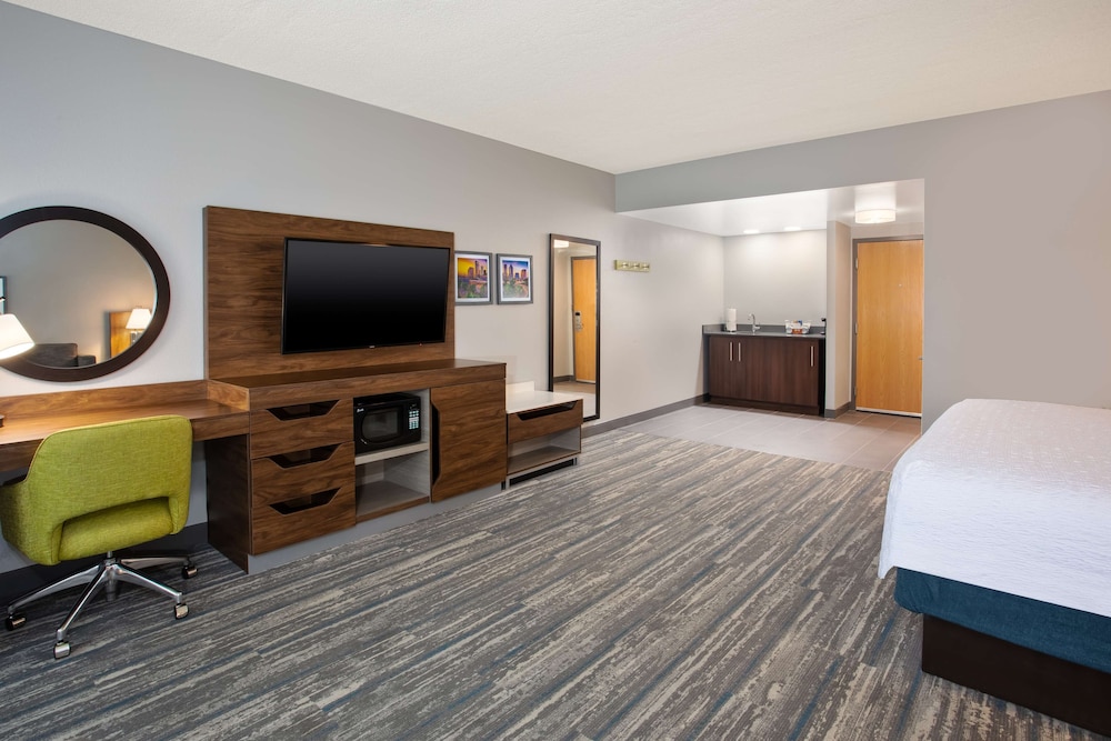 Studio, 1 King Bed, Accessible, Bathtub - Photo 3