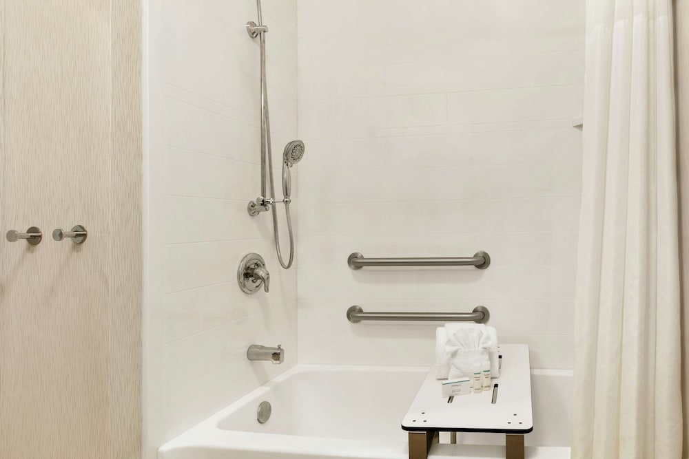 Room, 1 King Bed, Accessible - Photo 3