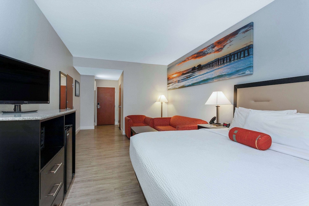 Basic Studio Suite, 1 King Bed, Non Smoking - Photo 1