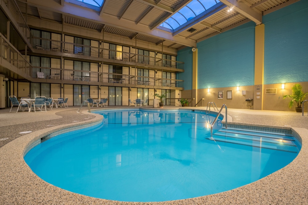 Standard Room, 2 Double Beds, Pool View - Photo 5