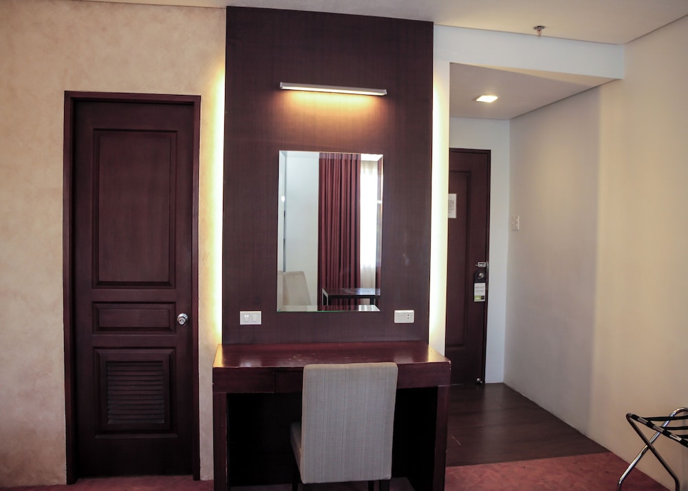 Executive Suite - Photo 12