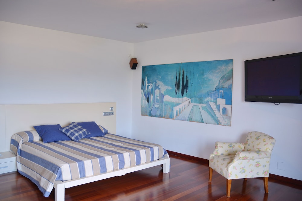 Deluxe Quadruple Room (2)