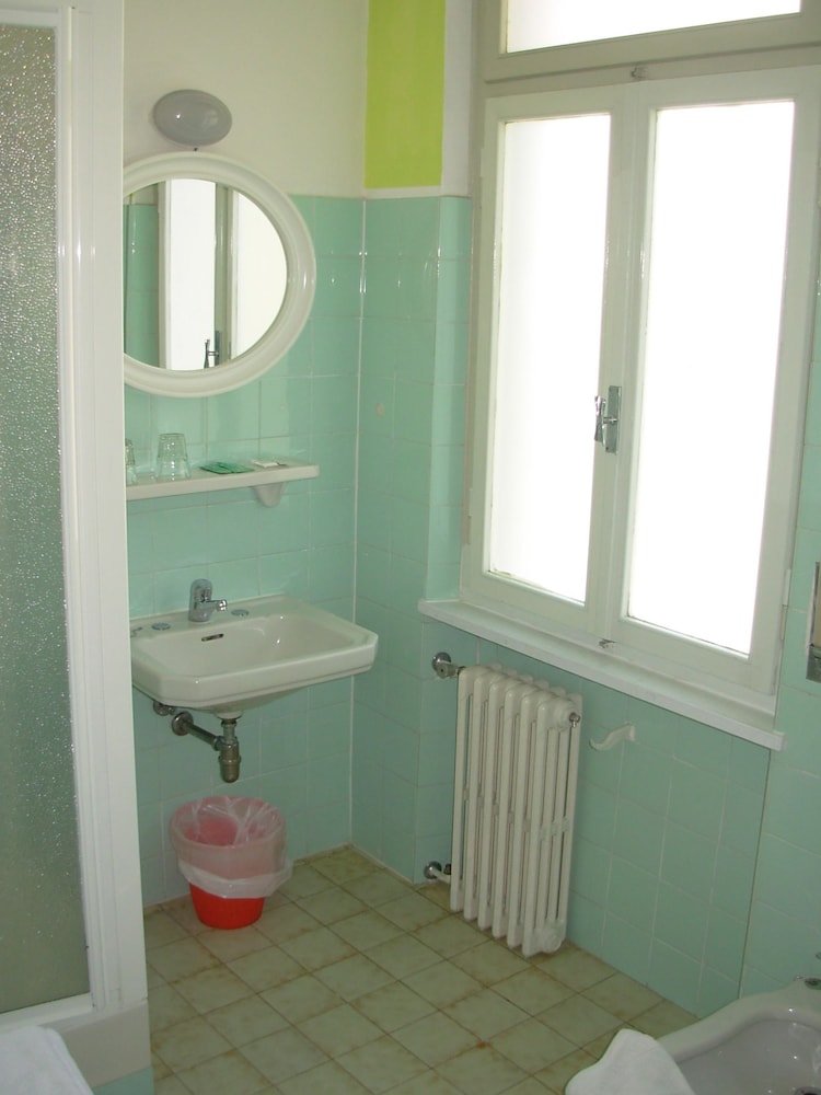 Economy Double Room photo 2