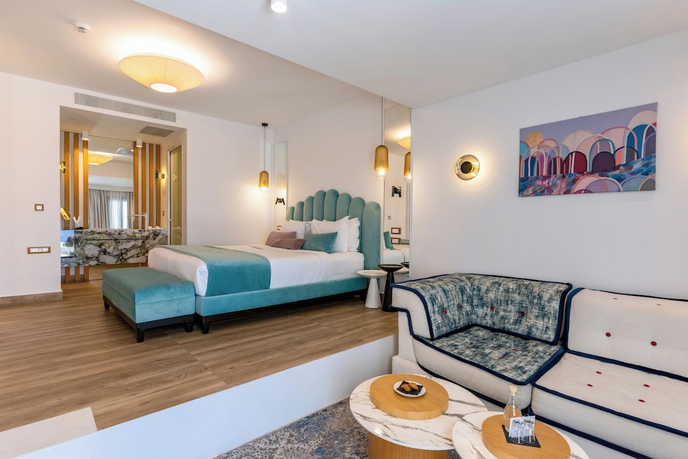 King Suite with Sea View and Heated Plunge Pool - Photo 6