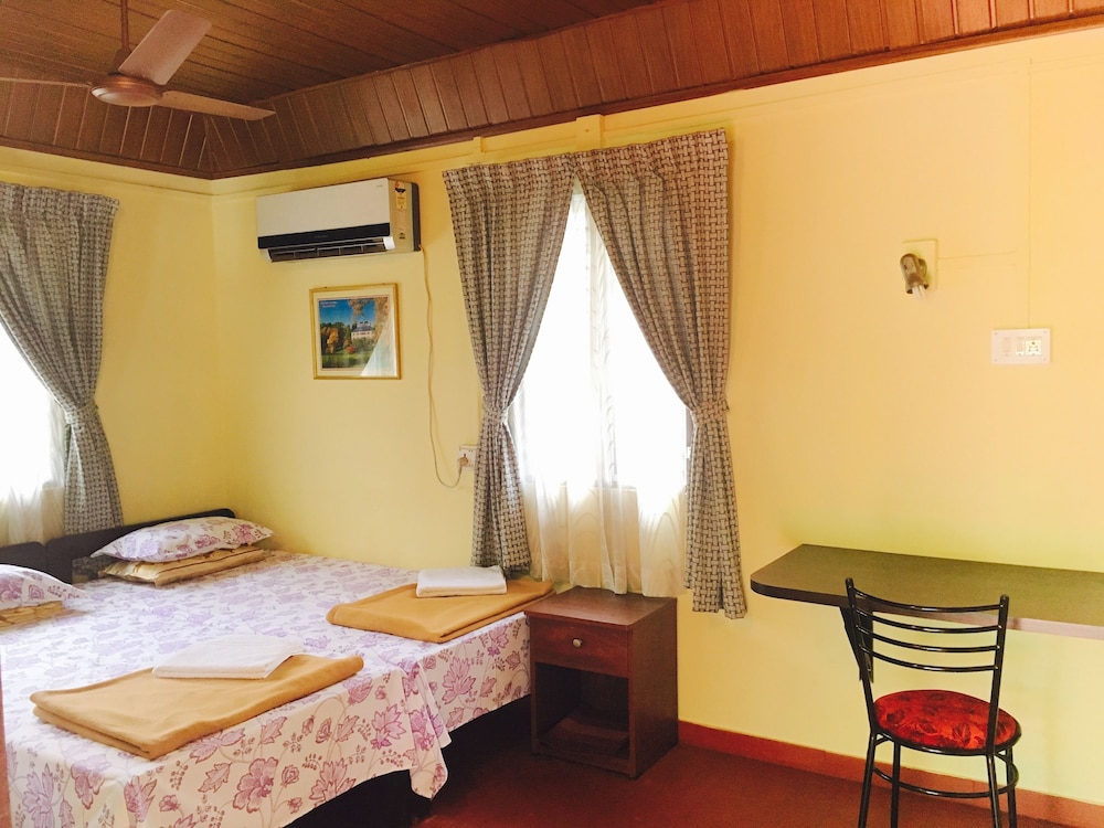 Deluxe Twin Room (A/C) photo 3