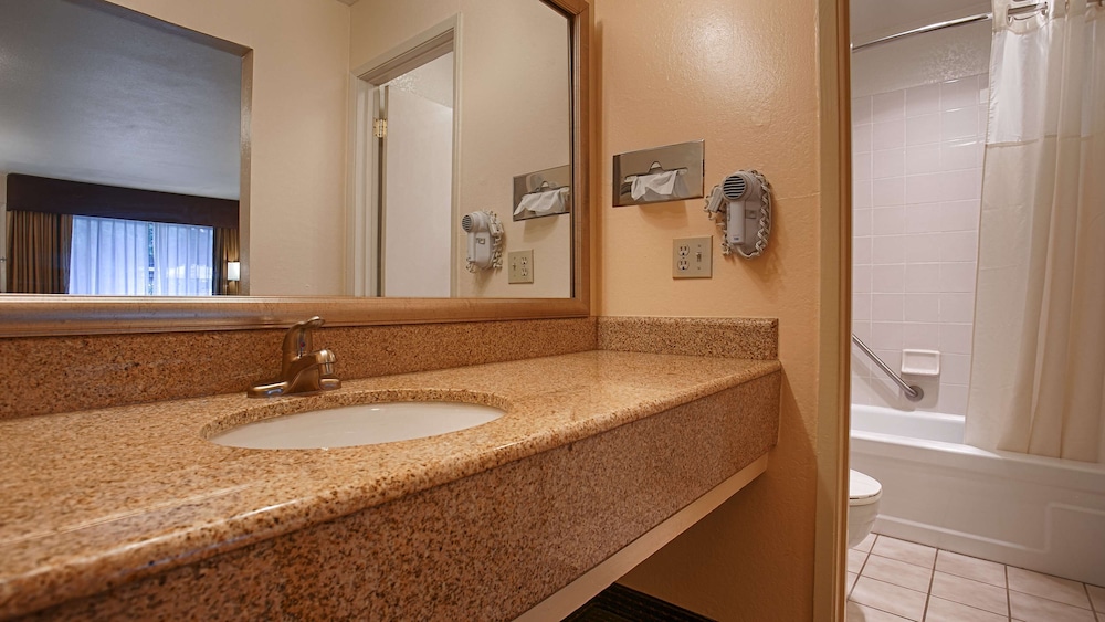 Suite, 2 Queen Beds, Non Smoking, Refrigerator & Microwave - Photo 14