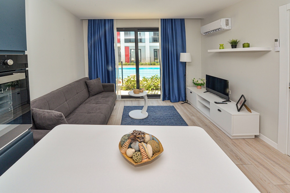 Comfort Apartment, Pool View