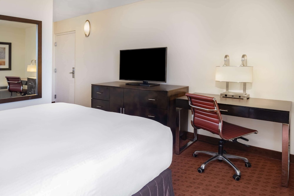 Room, 1 Double Bed, Accessible, Non Smoking (Mobility Roll-In Shower) photo 1