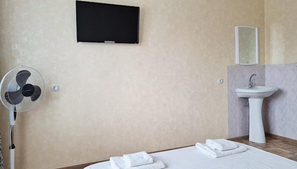 Economy Double Room (With Extra Bed) photo 2