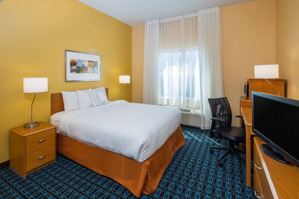 Room, 1 King Bed (Mobility/Hearing Access, Roll-In Shwr) - Photo 1