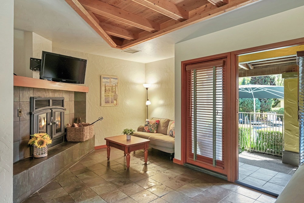 Room, Poolside (Double King) photo 2