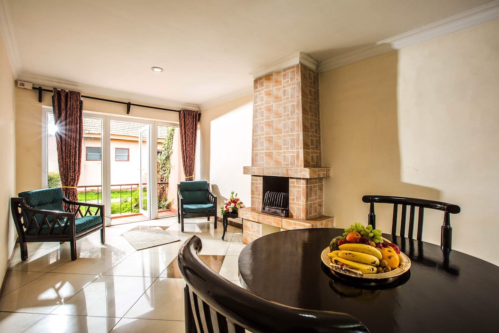 Executive Suite - Photo 2