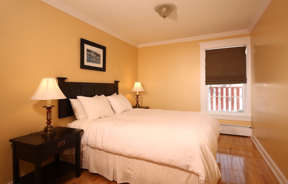 Family Suite, 1 Queen Bed with Sofa bed, Partial Ocean View