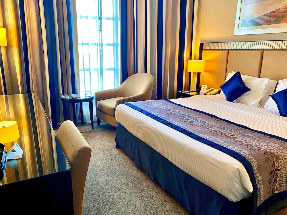 Junior Suite, 1 King Bed, Non Smoking, City View