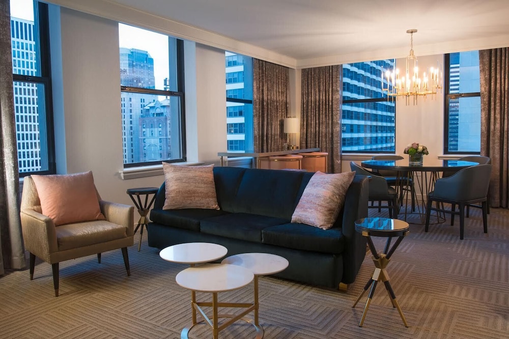 Deluxe Suite, 1 King Bed with Sofa bed thumbnail 6
