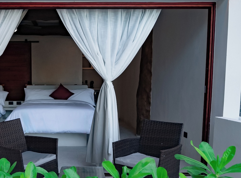 Deluxe Suite, 2 Double Beds, Pool View photo 2
