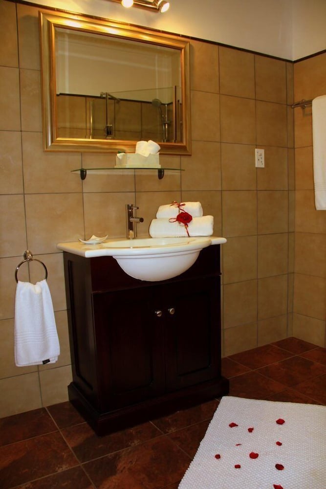 Deluxe Suite, Multiple Beds, Fireplace, Garden View photo 3