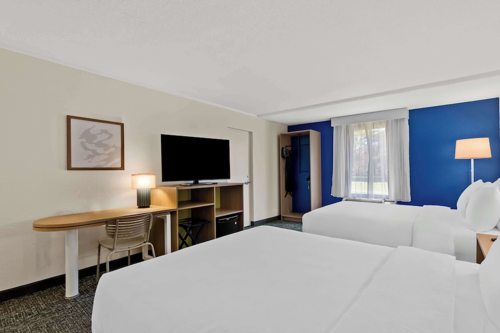 Room, 2 Queen Beds, Accessible, Bathtub (Mobility) photo 2