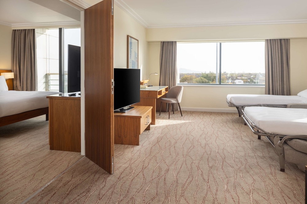 Family Suite, 1 King Bed (W/ Lounge) photo 1