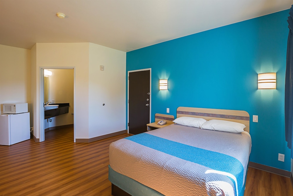 Standard Room, 1 Queen Bed, Non Smoking photo 2