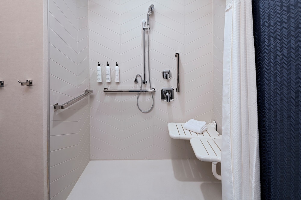 Room, Multiple Beds (Mobility Accessible, Roll-in Shower) - Photo 2