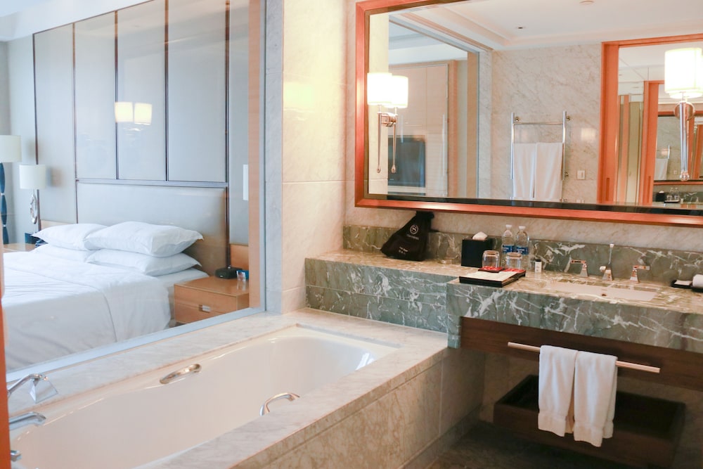 Room, 1 King Bed, City View - Photo 5