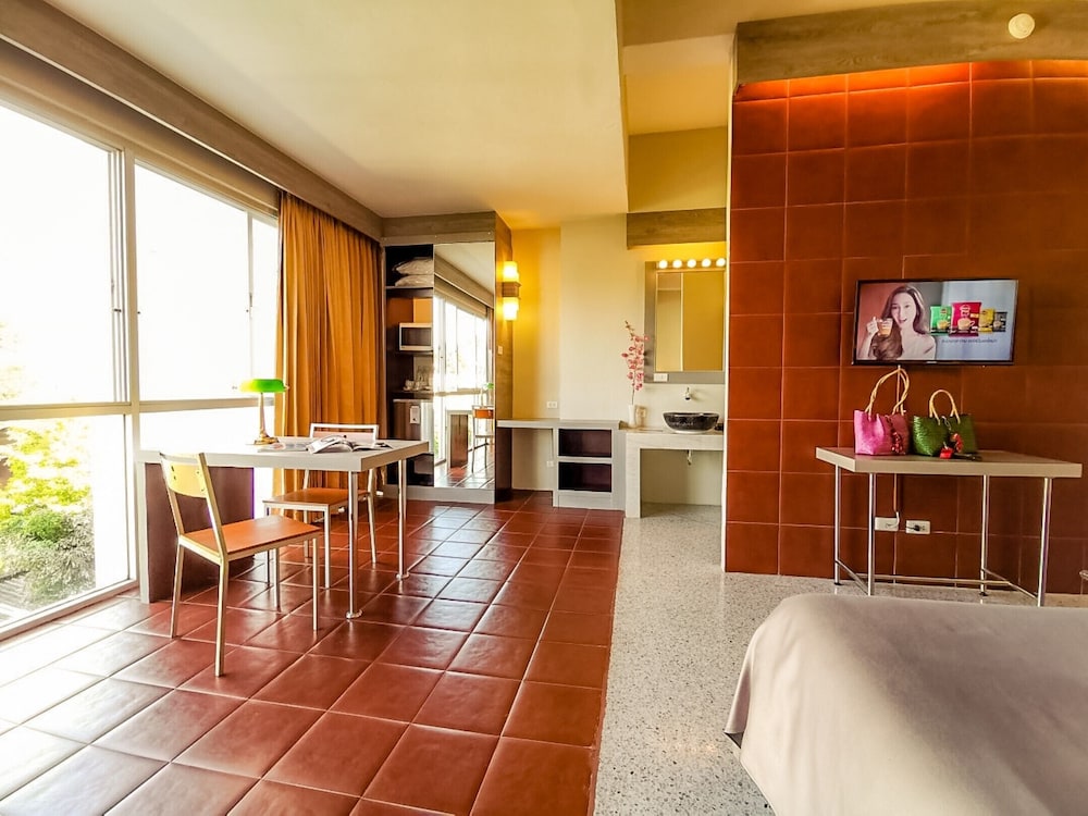 Deluxe Room - Photo 17