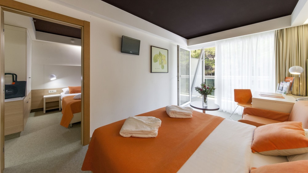 Standard Family Room with Extra Bed and Balcony - Photo 3