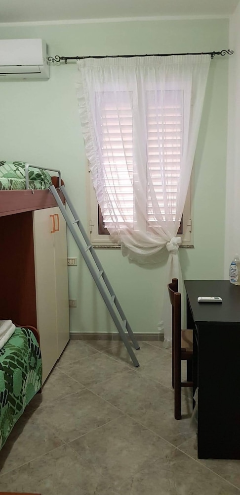 Standard Triple Room, Shared Bathroom photo 1