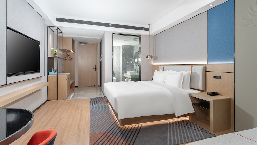 Standard Room, 1 King Bed, Mountain View (High Floor) photo 3