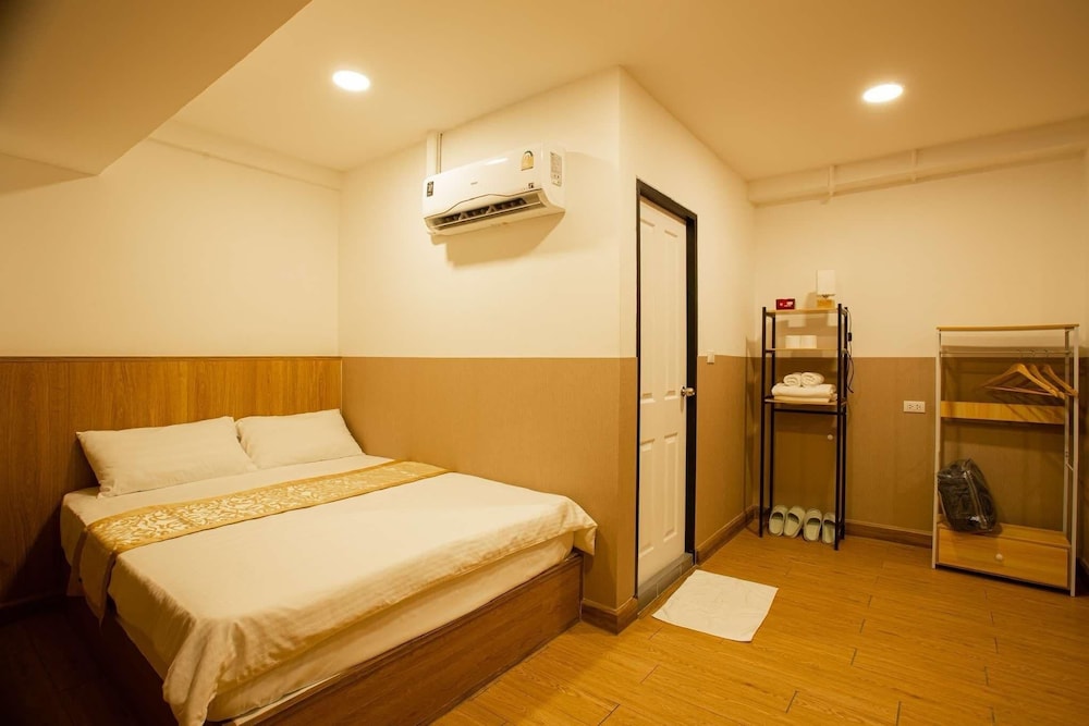 Standard Room, 1 King Bed, Non Smoking photo 2